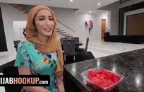 أنا أمارس الجنس مع هذه الكلبة بشدة على المقعد الخلفي للسيارة.