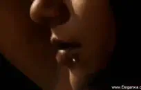 سيدة التنظيف مارس الجنس أثناء تنظيف يديها مع دسار.