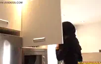 يقوم الزوج بتصوير صديقته وهي تمنحه اللسان.