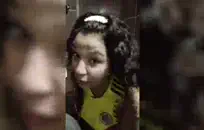 الداعر بالإصبع بينما يمارس الجنس مع الديك بعمق في بوسها ، كلاهما في نفس الوقت