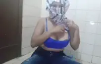 صديقتي تلعب مع بوسها على كاميرا الويب.