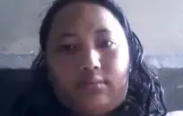 فتاة صغيرة في سن المراهقة يحصل لها ضيق الحمار انتقد الديك.