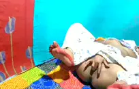 امرأة سمراء الساخنة يستمني مع خرز الشرج في مؤخرتها.