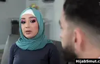 تصرخ نيكول الشابة الساخنة بصوت عالٍ وهي تمارس الجنس الخام بواسطة قضيب كبير.