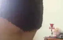 متعطشة لممارسة الجنس، قرنية في سن المراهقة تخترق زجاجات الصودا مع بوسها الضيق.