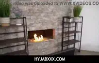 لطيف امرأة سمراء الفرخ مع الثدي الصغيرة تحصل مارس الجنس من الصعب.