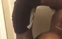 كبير الثدي في سن المراهقة يلعب مع ديك كبيرة ويأخذه في كل من الثقوب.