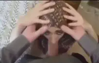 كانت سيري ذات المؤخرة الكبيرة، التي تحب ركوب الديك بكل قوتها، مشغولة بإرسال الرسائل النصية بينما كانت تأخذ عبئًا هائلاً من الرجل الذي فوقها.