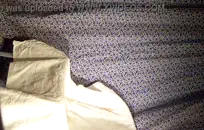 فتاة لطيفة تستمني مع دسار بينما الآباء خارج.