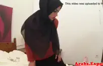 يقطر اللاتكس المبلل على بشرتي، وأنا أضاجعها بشدة من الخلف.