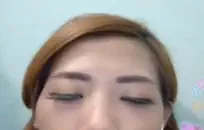 لطيف فتاة صغيرة في سن المراهقة يلعب مع بوسها على كاميرا ويب.