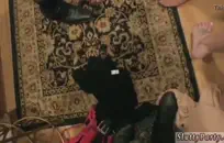 الرجل التشيكي مع ديك صغير يلعب مع قضيبها.