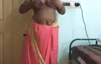 زوجة الساخنة تمارس الجنس مع الديك حبيبها المحظوظ بينما الزوج في العمل.