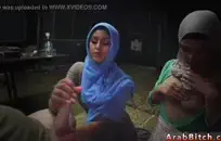 زوجة ابن عمي تريد مني نائب الرئيس على ثديها الكبيرة.