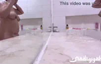 خنثى مع كبير الثدي تمتص الديك للوجه وابتلاع.