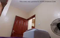 فاتنة مفلس مع شعر كس اصابع الاتهام في الغابة.