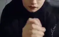 صبي صغير cums بعد الشرج ويحصل على امرأة سمراء كبيرة.