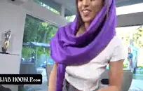 رأس أحمر قرنية في الحمام.