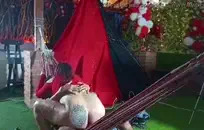 صديقة تعطيه بعض الرأس الجميل.