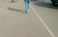 لطيف فتاة على الشاطئ مص ديك والحصول على نائب الرئيس مغطاة.