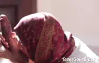 فتاة قرنية استمناء مع هزاز إلى النشوة الجنسية.