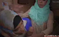 أمي تساعدني صديقاتي بوضعه في الحمام.