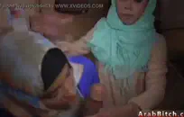 وقحة وشم يلعب مع بوسها في الحمام.