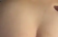 يلعب الرجل السمين مثير في الحمام.