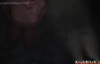 فتاة بيضاء صغيرة تحصل على قصفت من قبل ديك أسود كبير.