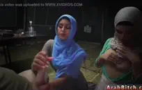 الرجل العجوز القذر فرانك جونسون وصديقته الشابة المثيرة تيفاني سامرز عمل شرجي ثلاثي ساخن على أريكة غرفة المعيشة.