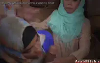 يتحدث القذرة العميل ديك باوندين مع الشقراء الخجولة