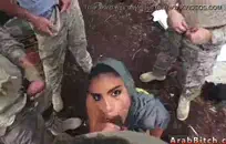 في سن المراهقة يلعب مع بوسها للكاميرا.