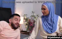 والدة أختي تحب قضيبي في فمها.