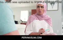 مراهق بجسم مثير وضيق يستمني.