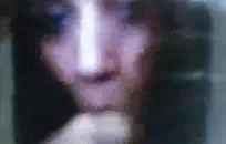 صبي مراهق يلعب مع قضيبه غير المصقول.