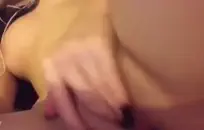 توت مارس الجنس في المؤخرة بينما أصدقائهن في العمل.