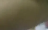 فتاة قرنية الملاعين نفسها مع دسار ضخمة.