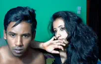 ابنة عمي تمتص صديقي بينما كانت والدتها في العمل.