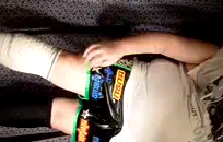 امرأة سمراء جبهة مورو ركوب الخيل مع شاعر ضخم