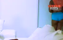 مثير فتاة أحمر الشعر مع ضخمة الثدي ركوب دسار.