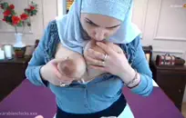 امرأة سمراء جبهة مورو يحصل عليه من الخلف.