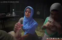 في سن المراهقة مع الثدي الطبيعية الكبيرة تمارس الجنس مع صديقها.