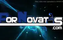 فتاة تشعر بالملل تعطي ندفًا بطيئًا وحسيًا على البظر.