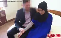 في سن المراهقة وقحة يحصل لها ضيق كس الرطب مارس الجنس من الصعب.